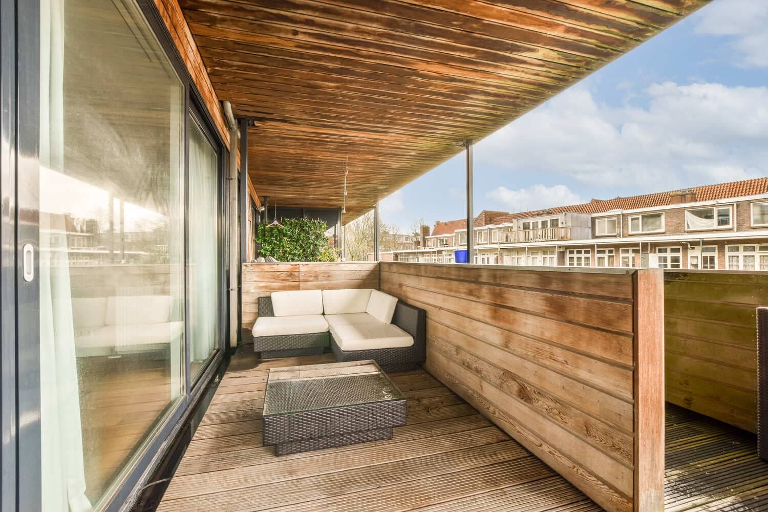 Pose de terrasse bois sur mesure par GLT Toiture - Artisan terrasse Eyguières et Alpilles