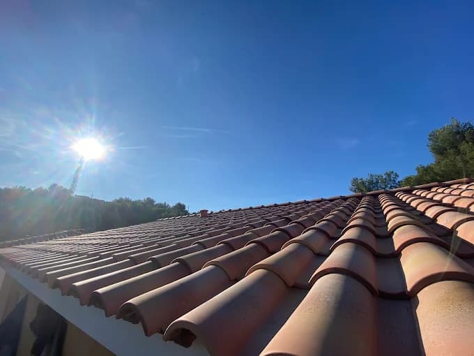 Rénovation de toiture par GLT Toiture à Eyguières - Couvreur professionnel Bouches-du-Rhône