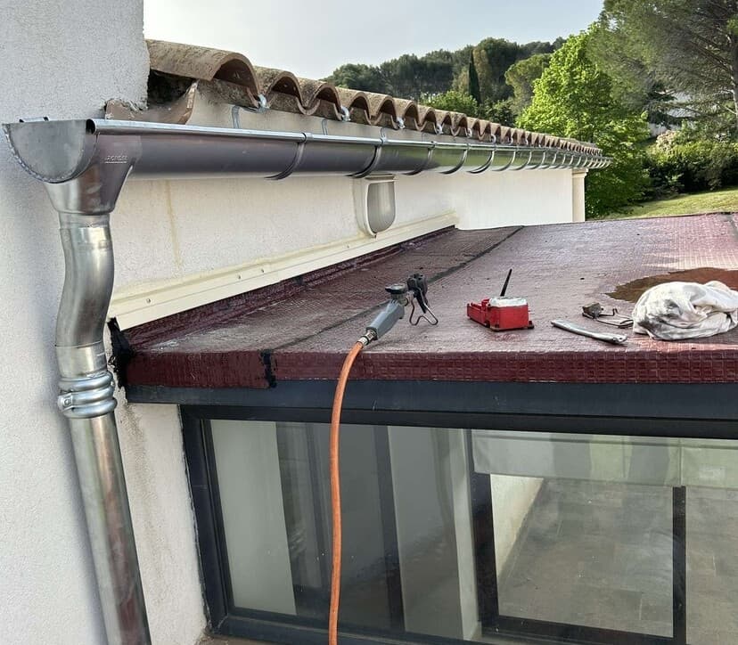 Travaux de zinguerie et pose de gouttières zinc par GLT Toiture - Zingueur Eyguières