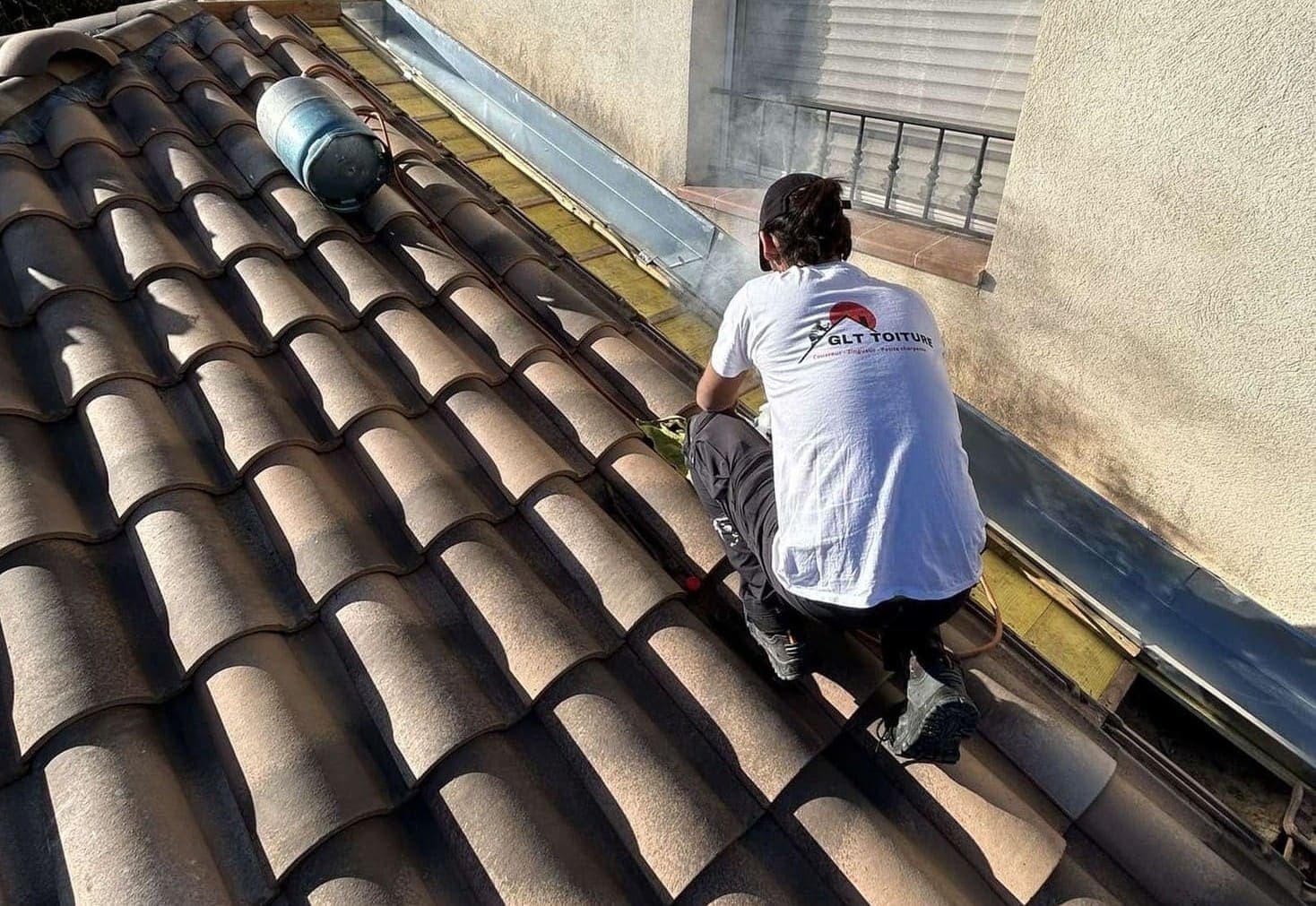 Photo de l'entreprise GLT Toiture effectuant un traitement de toiture